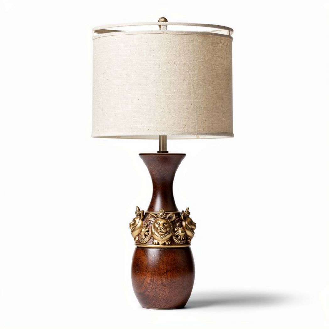 lampe en bois brun avec abat-jour en tissu crème de dimensions 30 x 30 x 60cm